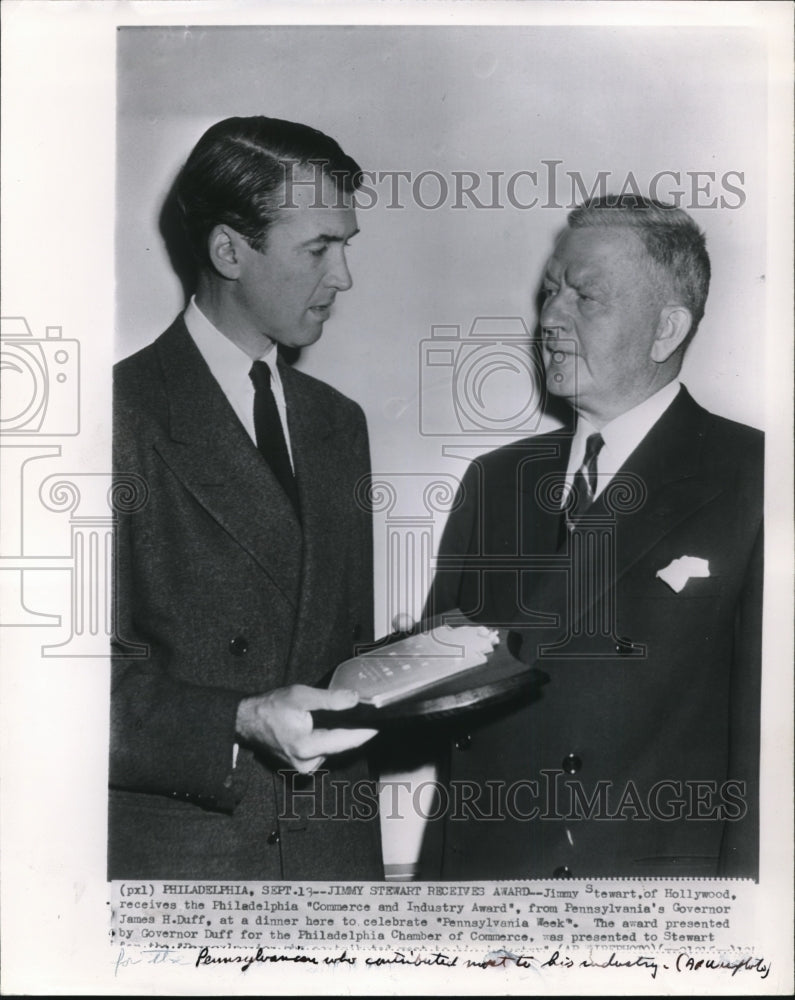 1947 Press Photo Jimmy Stewart receives Philadelphia Commerce &amp; Industry Award - Historic Images