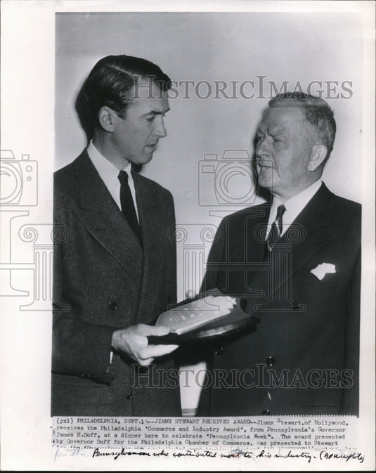 1947 Press Photo Jimmy Stewart receives Philadelphia Commerce & Industry Award - Historic Images