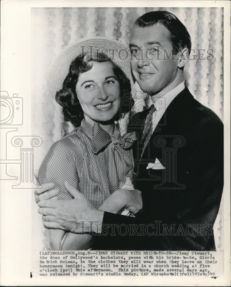 1949 Press Photo Jimmy Stewart poses with bride-to-be Gloria Hatrick McLean - Historic Images