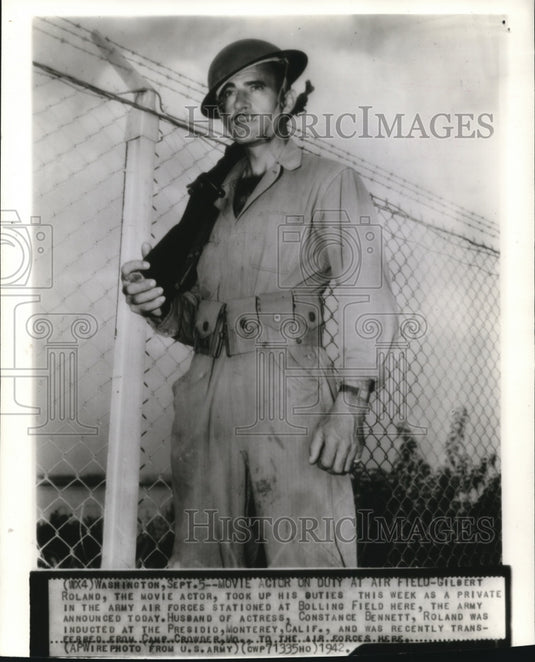 1942 Press Photo Actor Gilbert Roland on duty at Bolling Air Forces field - Historic Images