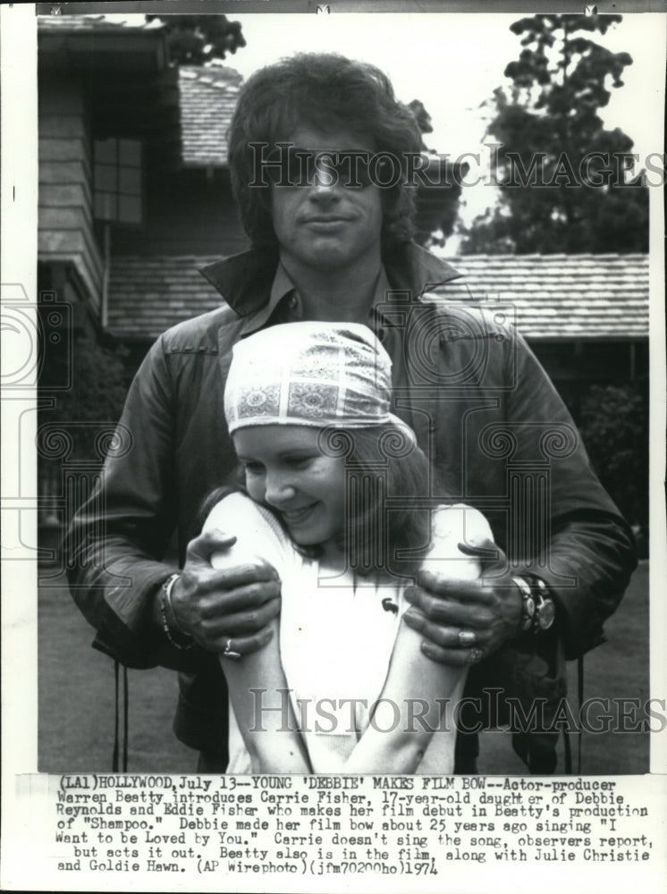 1974 Press Photo Fisher introduced Debbie who's in film with Christie & Hawn - Historic Images