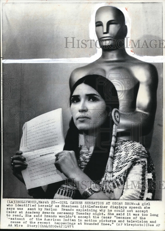 1973 Press Photo Shasheen Littlefeather displays speech from Brando at Oscarshow - Historic Images