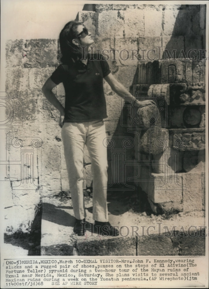 1968 Press Photo Mrs, Kennedy on steps of Al Adivino pyramid at Merida, Mexico - Historic Images