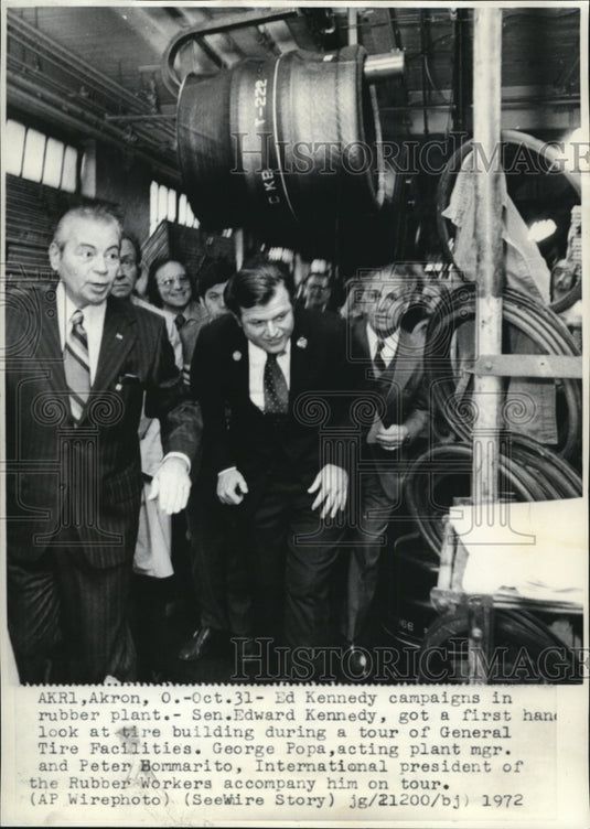 1972 Press Photo Sen. Ed Kennedy with Popa&Hommarito campaigns in rubber plant - Historic Images