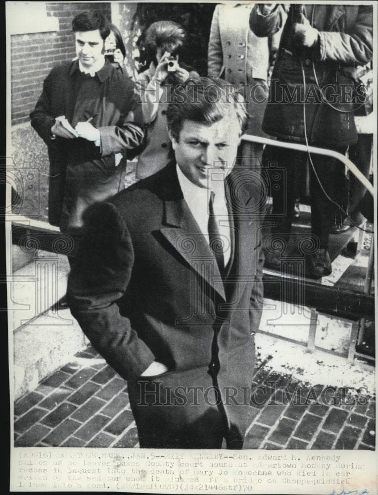 1970 Press Photo Kennedy leaves DukesCounty Courthouse atEdgartown after inquest - Historic Images
