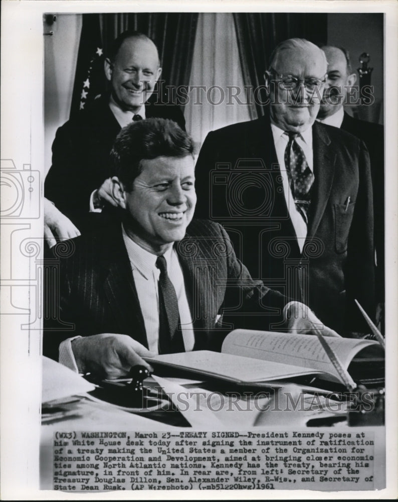 1961 Press Photo Pres. Kennedy gets treaty signed in White House - Historic Images