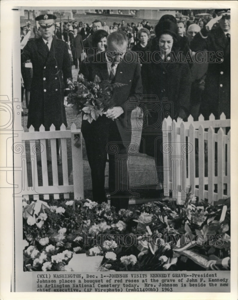 1963 Press Photo Pres. Johnson visits Kennedy grave in ArlingtonNationalCemetery - Historic Images