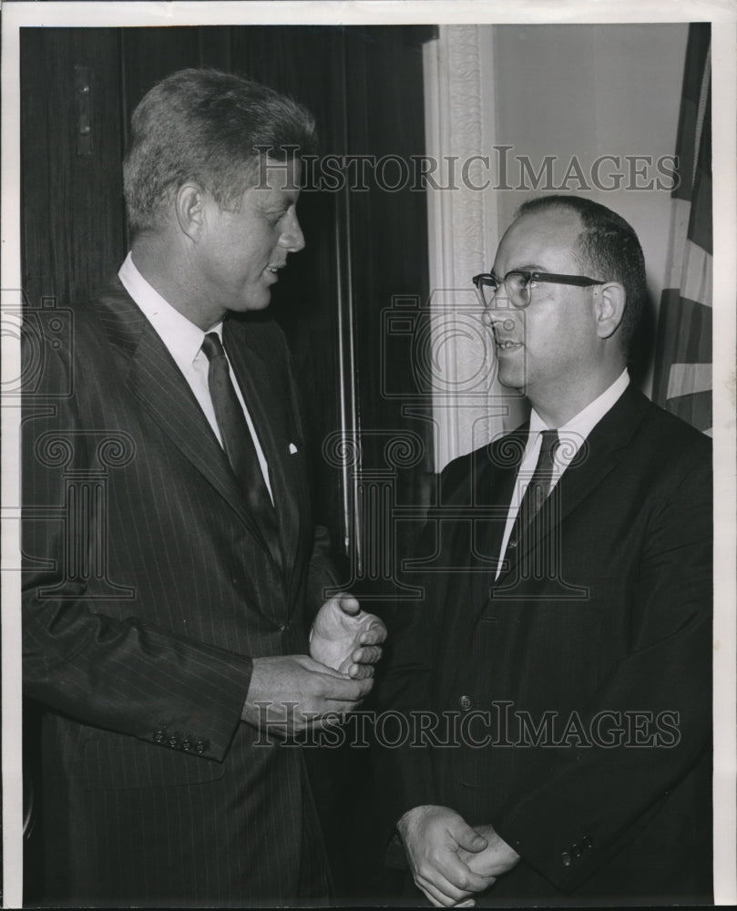 1960 Press Photo Sen.John Kennedy Chattting with Danie Winston in Capitol Hill - Historic Images