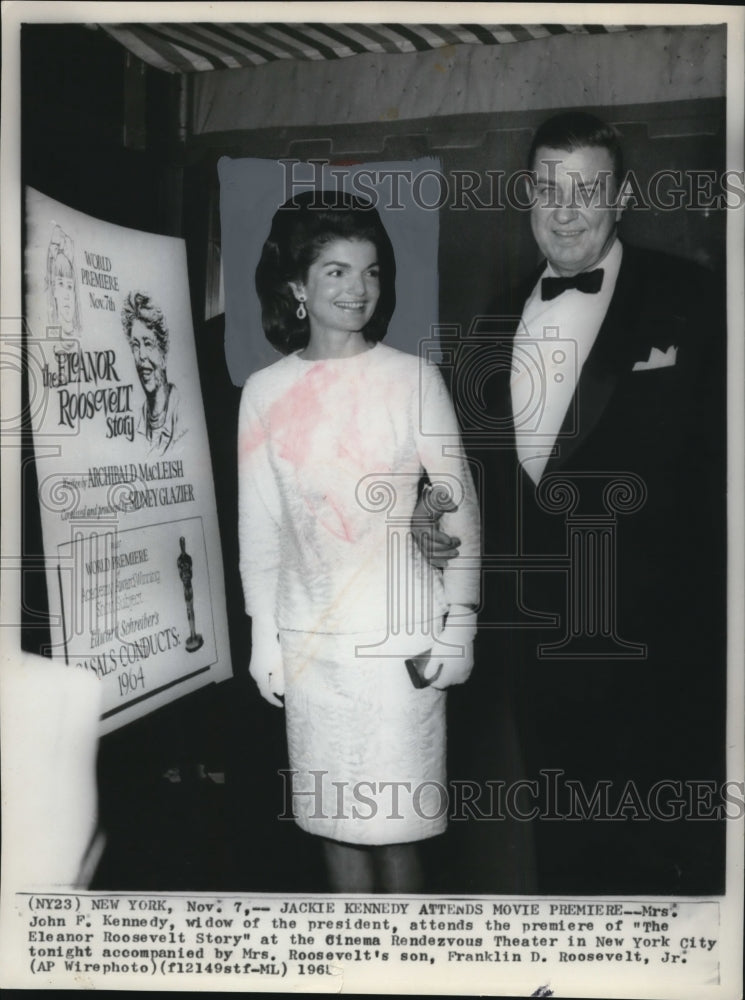 1961 Press Photo Mrs.J.F.Kennedy Attends &quot;The Eleanor Roosevelt Story&quot;&quot;Premiere - Historic Images