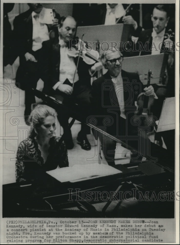 1970 Press Photo Mrs.Joan Kennedy Makes Her Debut as Concert Pianist - Historic Images