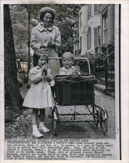 1963 Press Photo Joan Kennedy plays with her children Kara and aTed Jr. - Historic Images