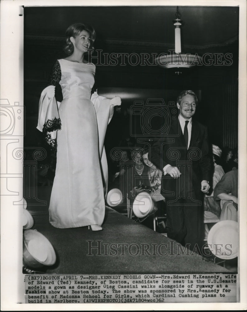 1962 Press Photo Mrs.Edward M .Kennedy models a gown by Designer Oleg Cassini. - Historic Images