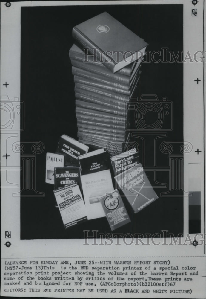 1967 Press Photo Volumes of the Warren Report and books writen by critics - Historic Images