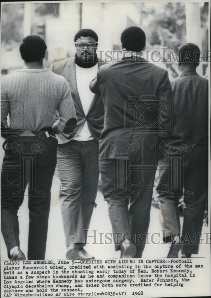 1968 Press Photo Football player Grier accompanied with men - Historic Images