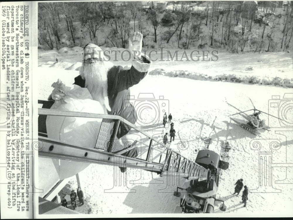 1969 Press Photo Santa Claus visited the children&#39;s ward of Toronto Hospital - Historic Images