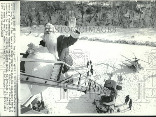 1969 Press Photo Santa Claus visited the children's ward of Toronto Hospital - Historic Images
