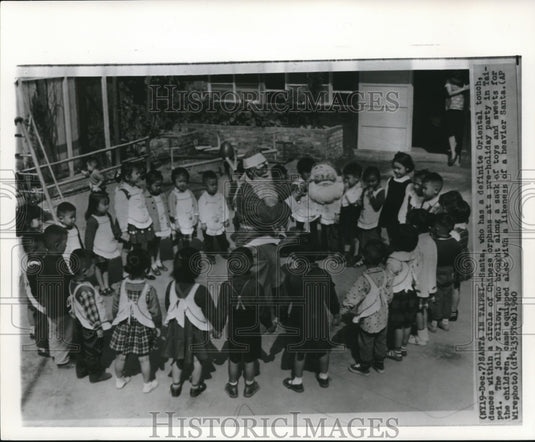 1960 Press Photo The Chinese orphans  with a jolly fellow during Christmas time - Historic Images