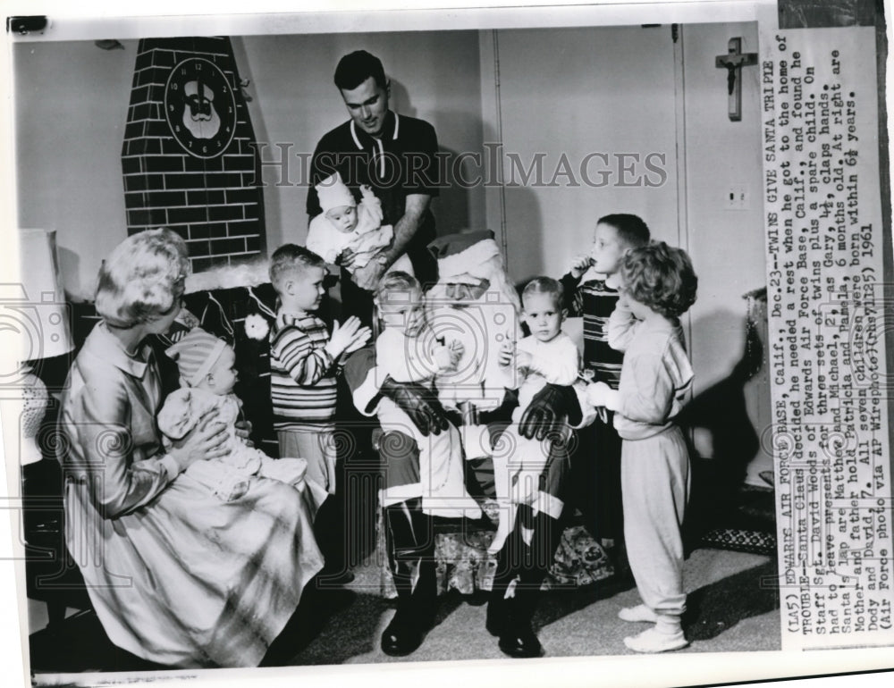 1962 Press Photo Santa Claus with the David Woods three sets of twins - Historic Images