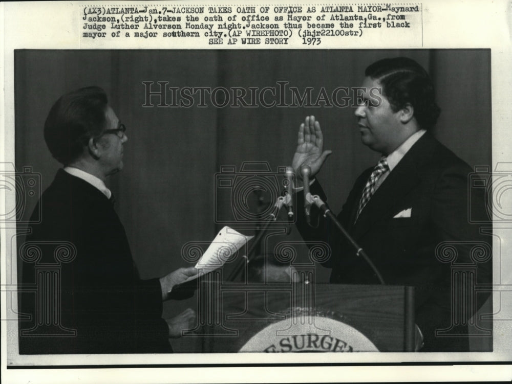 1973 Wire Photo Atlanta Mayor Maynard Jackson takes oath from judge Alverson-Historic Images