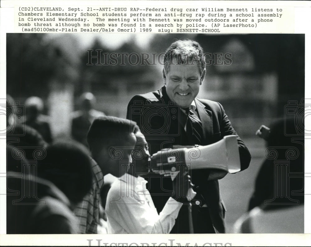 1989 Press Photo Drug Czar William Bennett with the Chambers Elementary students - Historic Images