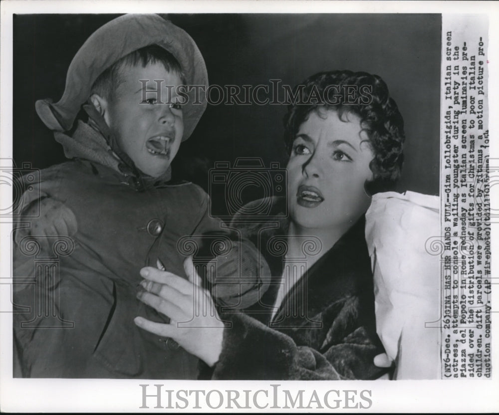 1954 Press Photo Gina Lollobrigida attempt to console a wailing youngster. - Historic Images