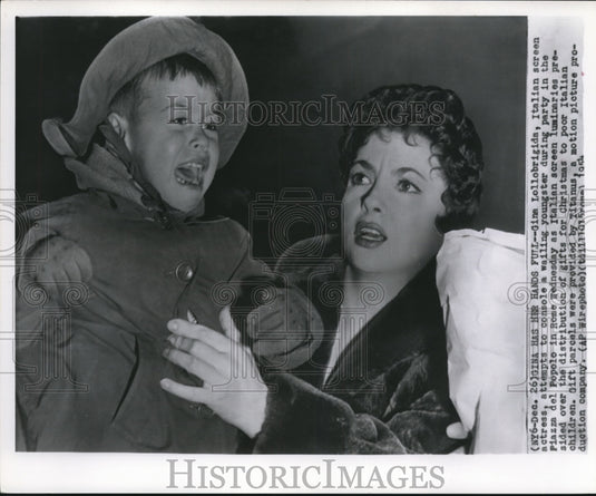 1954 Press Photo Gina Lollobrigida attempt to console a wailing youngster. - Historic Images