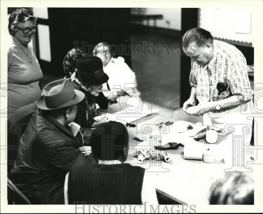 1980 Press Photo Rudolph Levco demonstrating his unusual Czech witch creation - Historic Images