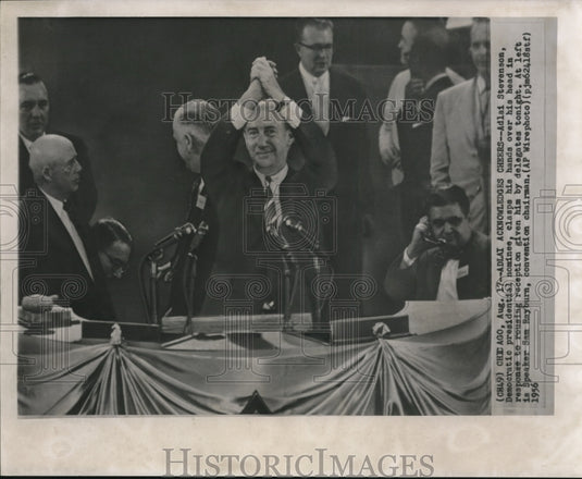 1956 Press Photo Adlai Stevensons clasps his hands over his head - Historic Images