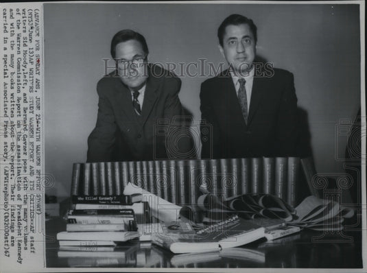 1967 Press Photo AP Staff writers Sid Moody and Bernard Gavzer pose with the - Historic Images