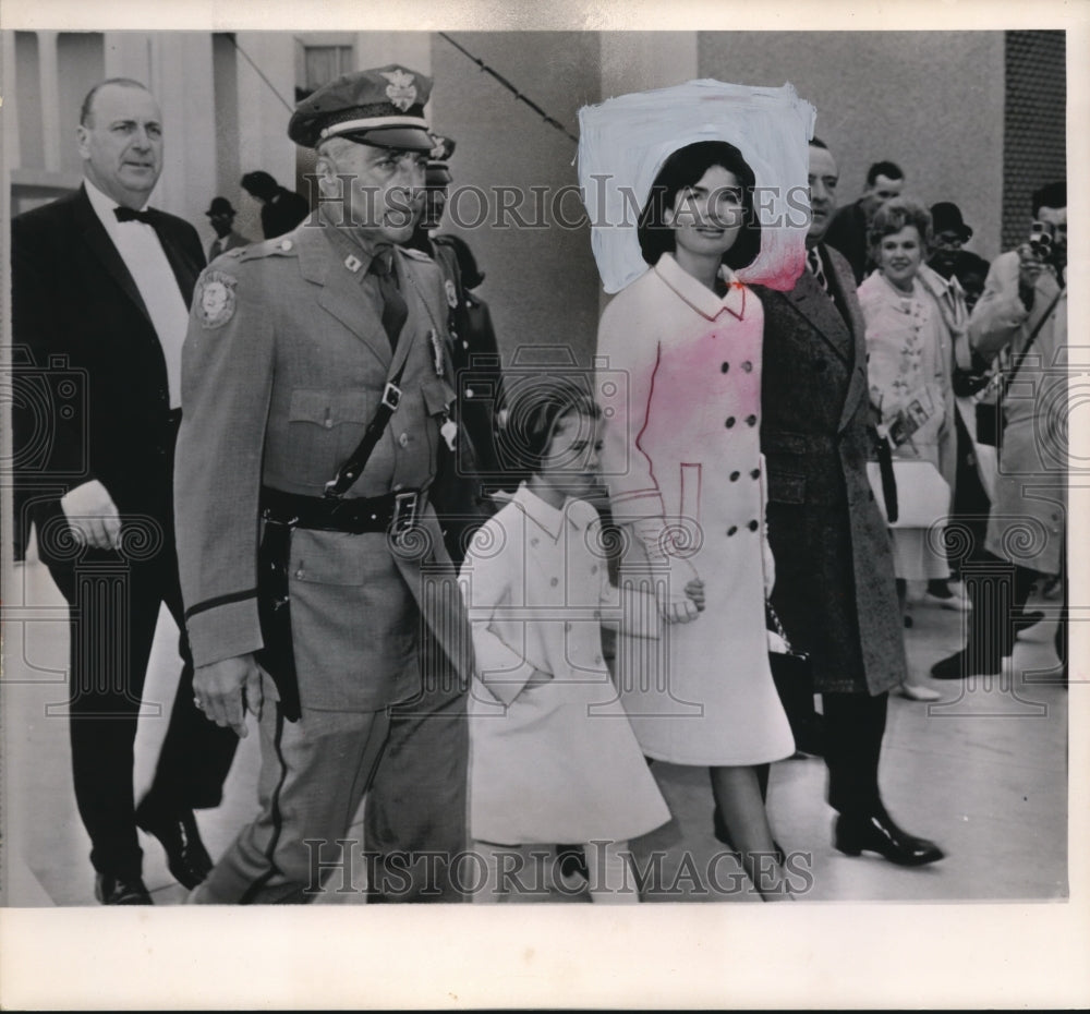 1967 Press Photo Mrs John Kennedy & daughter Caroline at New York World Fair - Historic Images