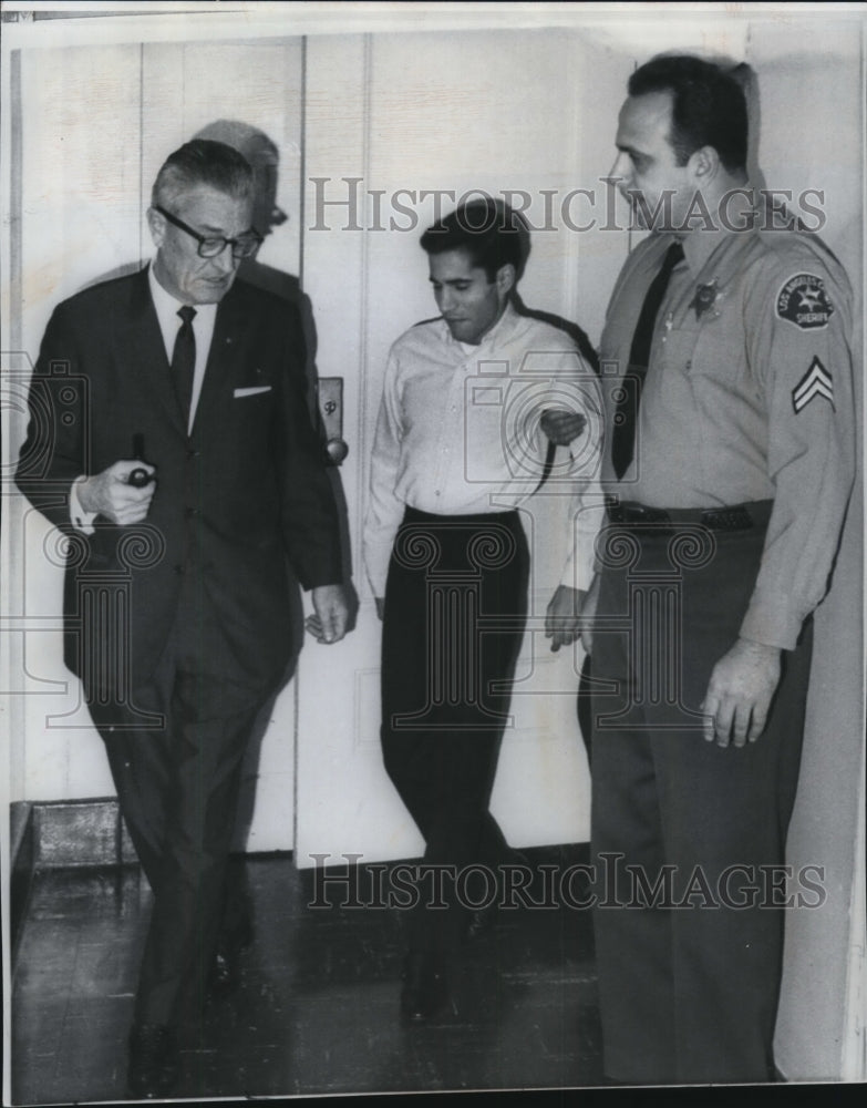 1968 Press Photo Sirhan Bishara Sirhan escorted on his trial murdering Kennedy. - Historic Images