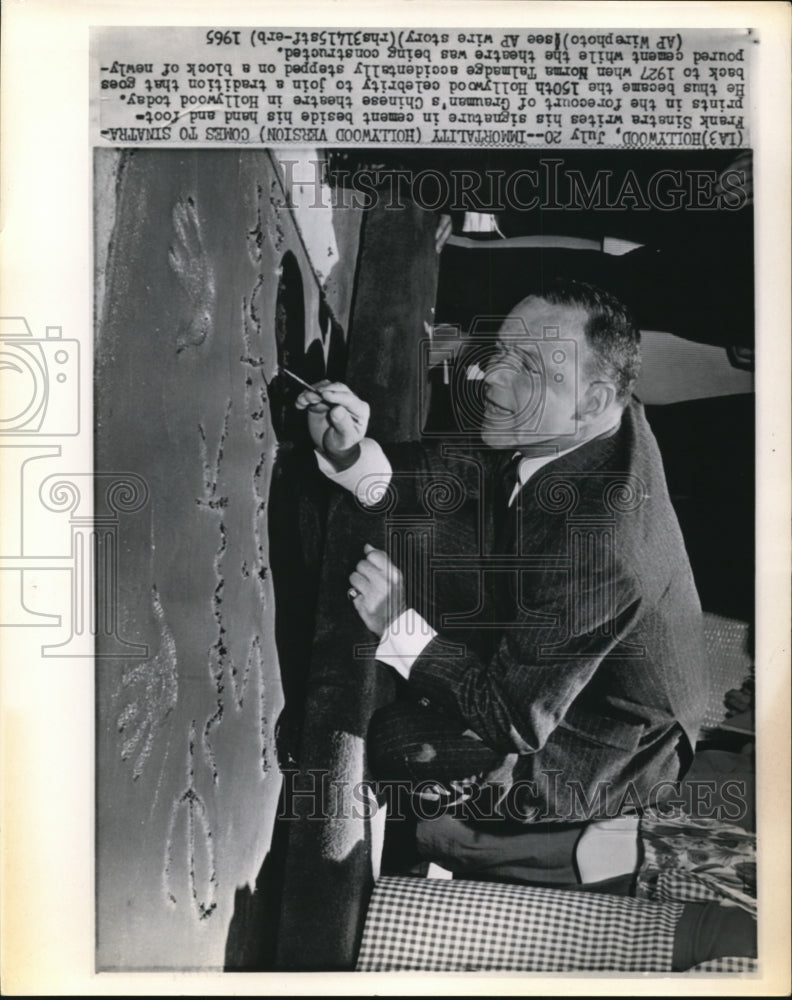 1965 Press Photo Frank Sinatra writes signature on Grayman&#39;s Chinese theatre - Historic Images