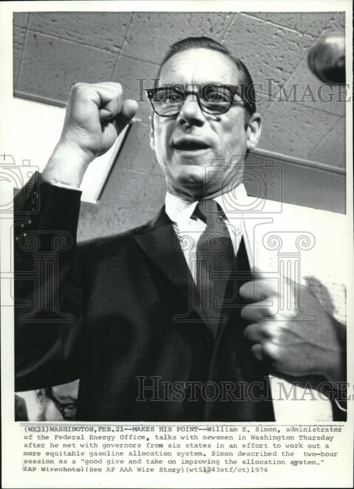 1974 Press Photo William E. Simon talks with newsmen in Washington - Historic Images