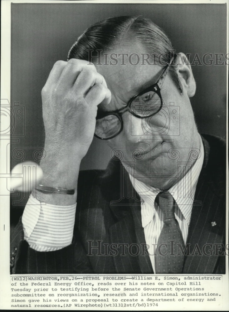 1974 Press Photo William E. Simon reads over his notes on Capitol Hill - Historic Images