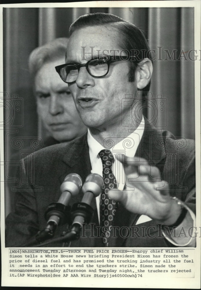 1974 Press Photo Energy Chief William Simon tells a White House - Historic Images