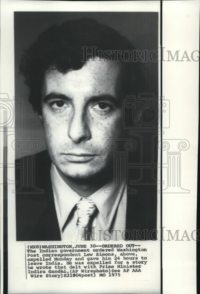 1975 Press Photo Washington Post Correspondent, Lew Simons - Historic Images