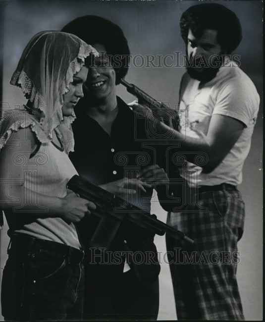 1974 Press Photo A scene from Patricia Hearst kidnapping - Historic Images