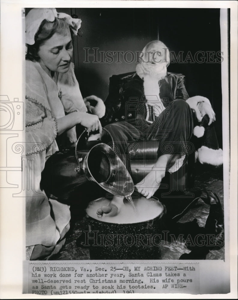 1961 Wire Photo Santa Claus with his wife after a long Christmas duties - Historic Images