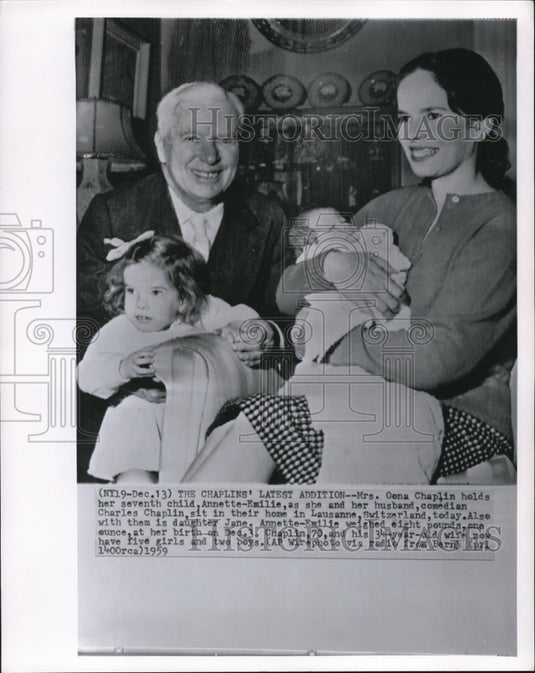1959 Press Photo Charlie & Oona Chaplain w/ their 7th daughter Annette-Emile - Historic Images