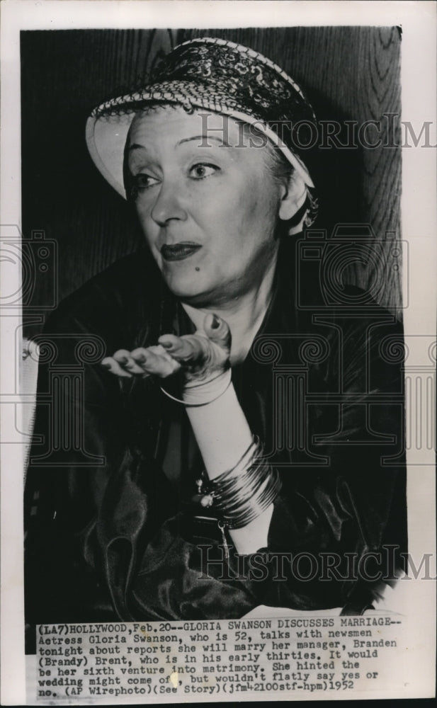 1952 Press Photo Gloria Swanson discusses Marriage to her manager, Branden Brent - Historic Images