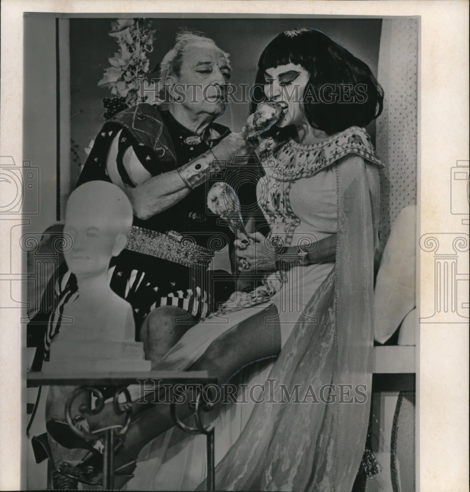 1964 Press Photo Kenton and Swanson do their version of Anthony and Cleopatra - Historic Images