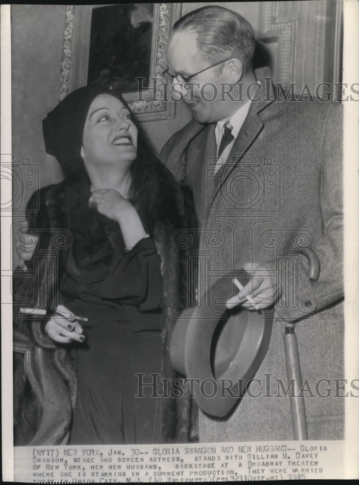 1945 Press Photo Swanson and his new husband, Davey, at a Broadway Theater - Historic Images