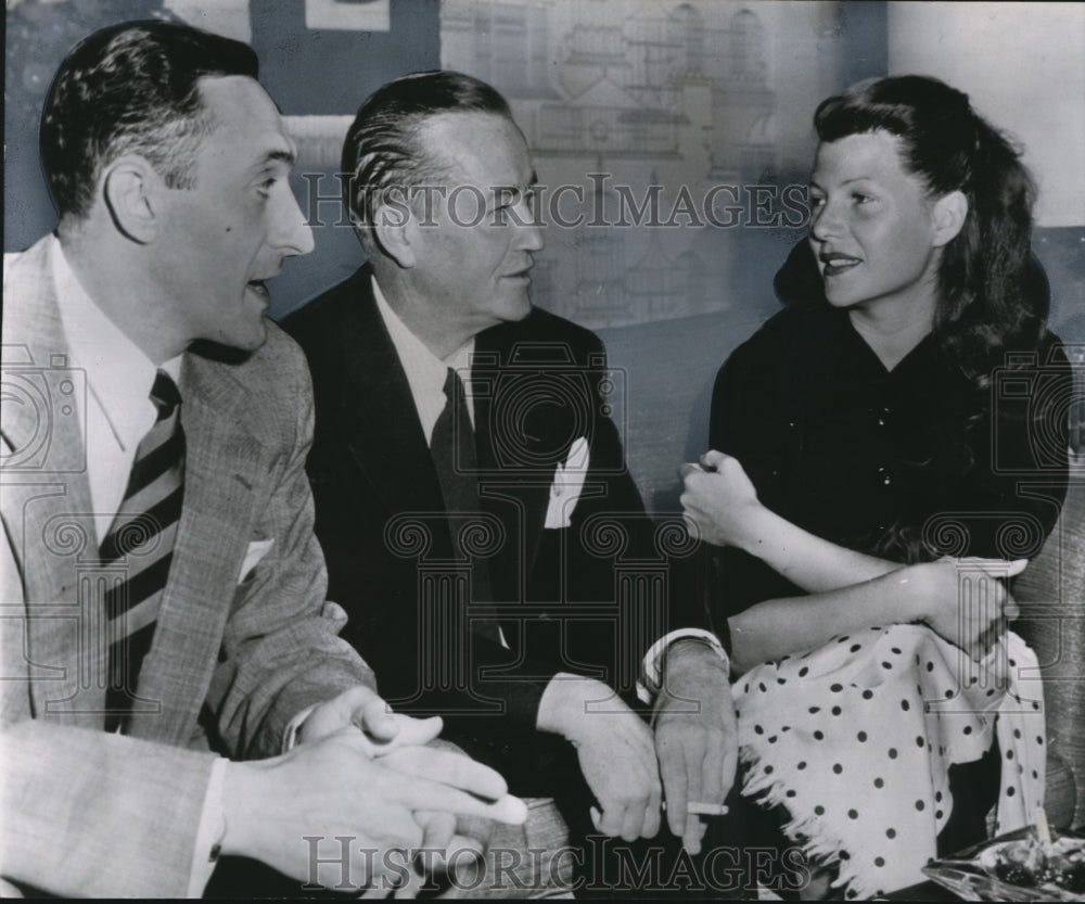 1951 Press Photo Atty. Torem talks with Hayworth in her hotel at California - Historic Images