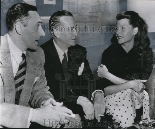 1951 Press Photo Atty. Torem talks with Hayworth in her hotel at California - Historic Images
