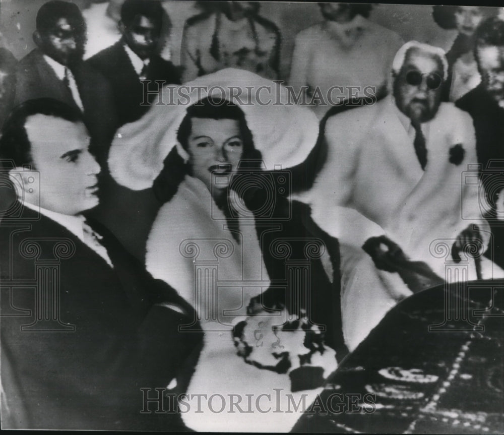 1949 Press Photo Hayworth and Prince Khan in France during wedding ceremony - Historic Images