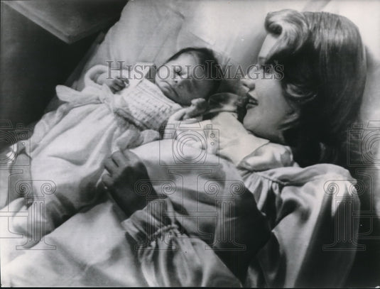 1950 Press Photo Rita Hayworth with daughter, Princess Yasmin - Historic Images