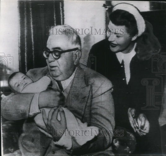 1950 Press Photo Spiritual leader of the Ismaili Moslems with granddaughter - Historic Images