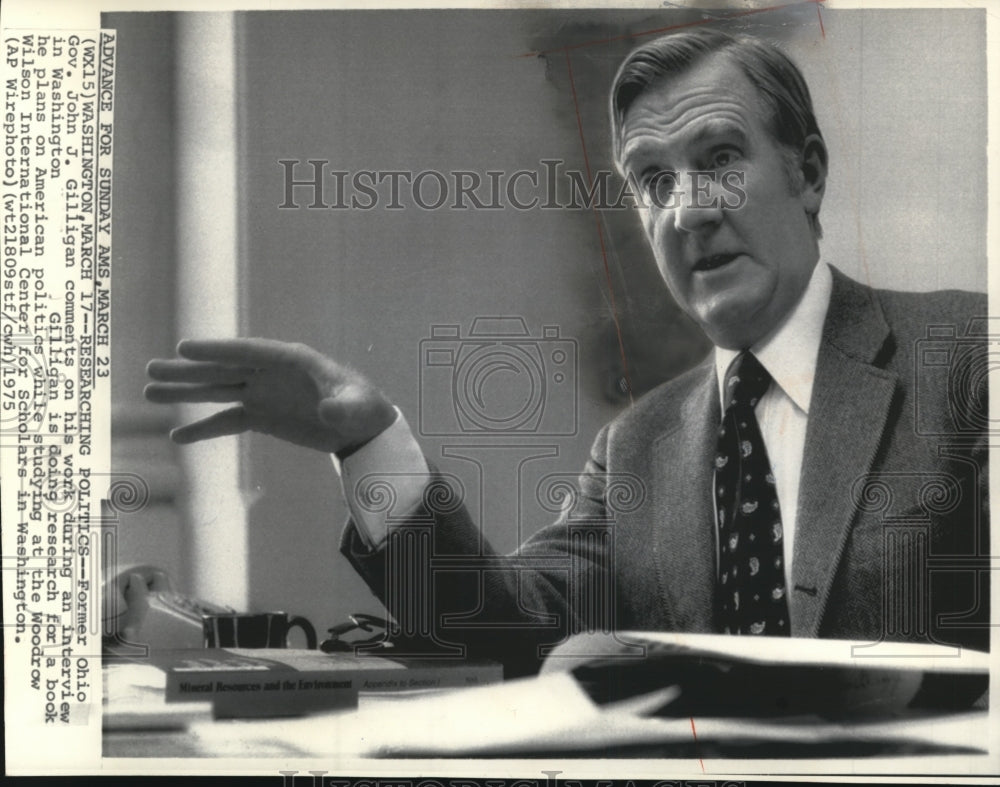 1975 Press Photo Fmr Ohio Gov John J. Gilligan researching fr book on Politics - Historic Images