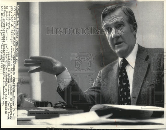 1975 Press Photo Fmr Ohio Gov John J. Gilligan researching fr book on Politics - Historic Images