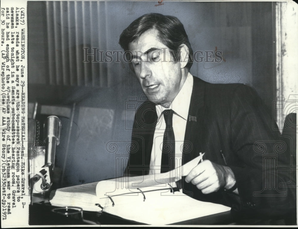 1971 Press Photo Sen. Mike Gravel on Pentagon study of US involvement in Vietnam - Historic Images